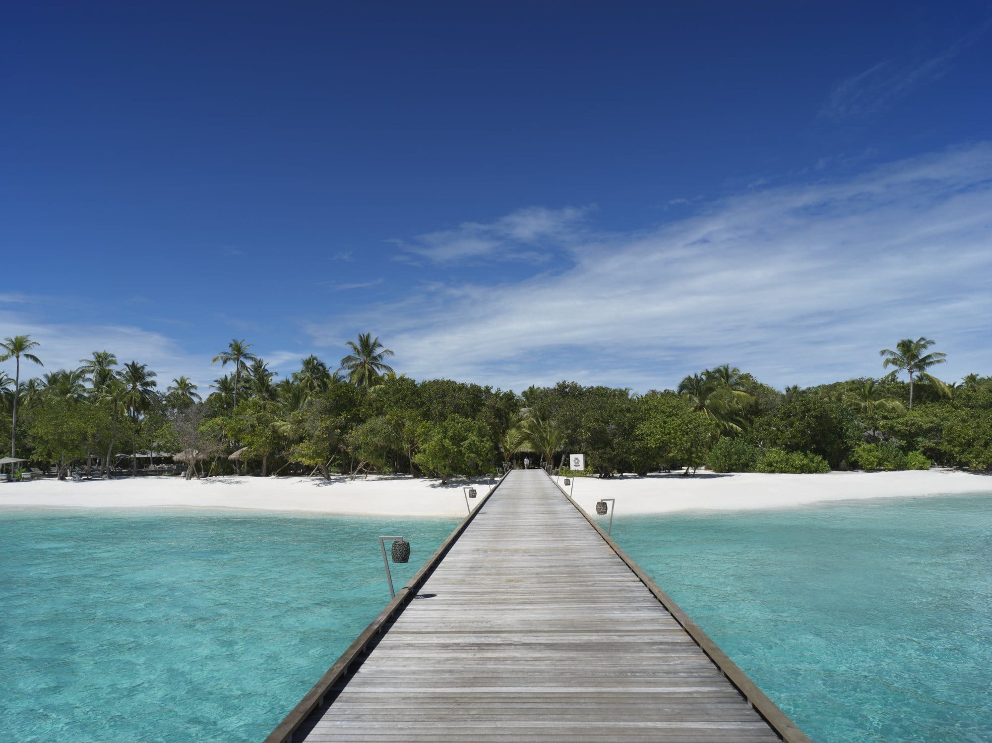 Pontile di una villa sull’acqua alle Maldive al tramonto